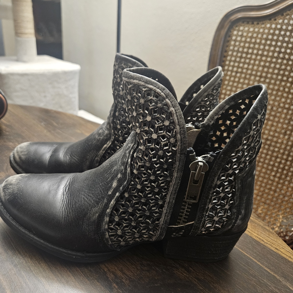 Corral Distressed Black Circle G Boots - Picture 2 of 6
